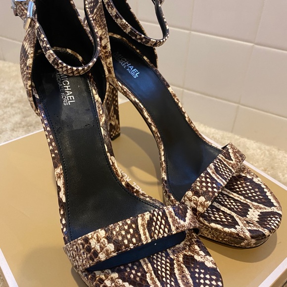 New Auth Michael Kors Embossed Leather heels - Picture 4 of 11